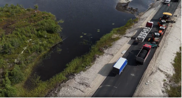 В Югре продолжаются работы по капитальному ремонту трассы, ведущей  к туристическим местам региона