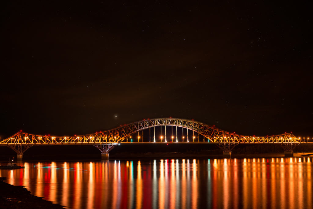 Ночная подсветка моста через Иртыш