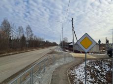 На подъезде к поселку Куминский в Кондинском районе Югры благодаря национальному проекту «Безопасные качественные дороги» построили линии электроосвещения и устроили тротуары.