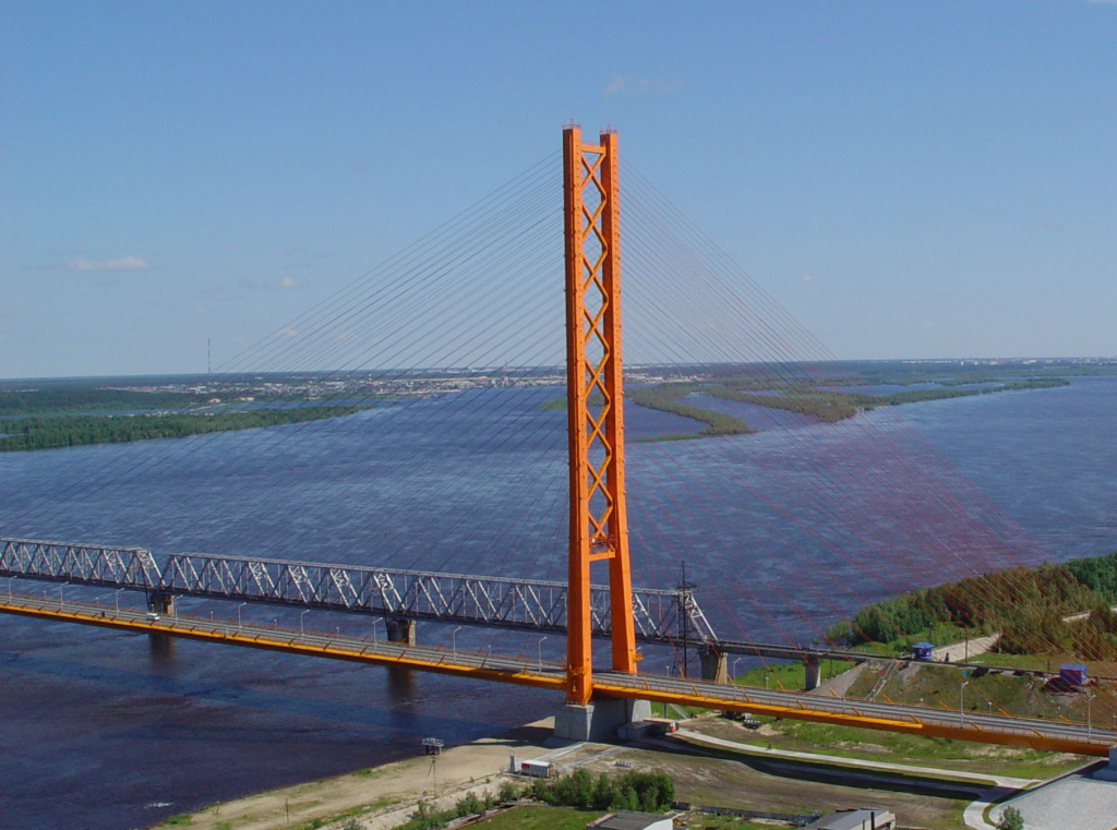Мост через р. Обь в районе г. Сургут. Вид с высоты.