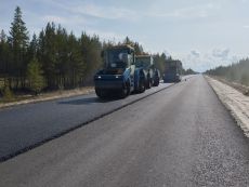 Завершаем укладку асфальтобетонного покрытия на участке трассы Урай-Советский по нацпроекту "Безопасные качественные дороги"