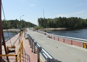 Уже много лет наплавной мост через реку Лямин помогает местным жителям добираться из отдалённые населённых пунктов Югры