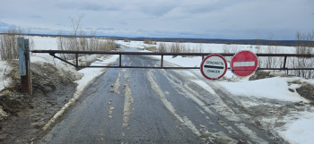 Опасная беспечность: в Югре случилось ЧП - сразу несколько машин застряли на закрытом зимнике