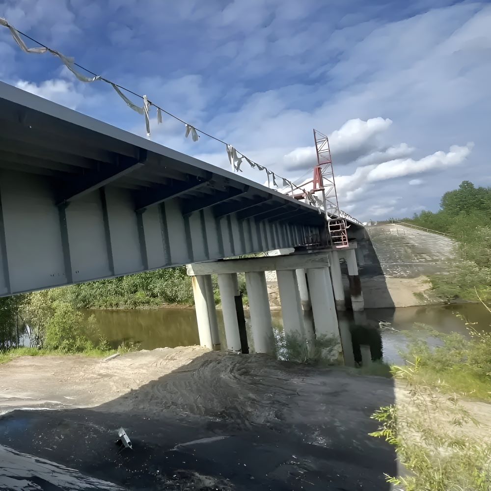 В Ханты-Мансийском автономном округе - Югре продолжаются работы по ремонту моста через реку Аган 