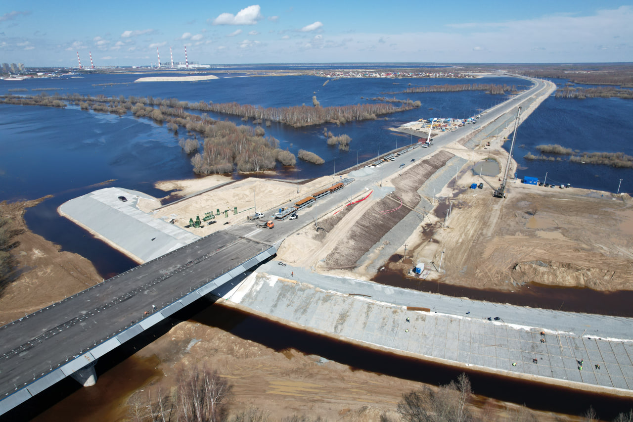 Завершающий этап надвижки на строительстве второго моста через реку Обь в районе Сургута близится к финалу 